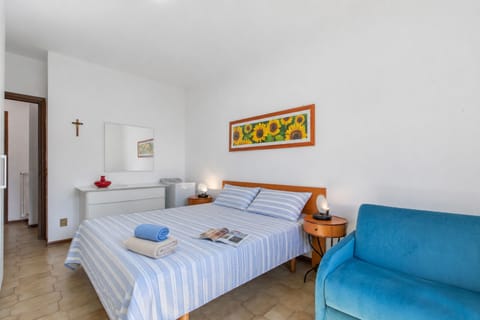 Family Apartment, Multiple Bedrooms (Appartamento Magenta) | 1 bedroom, bed sheets
