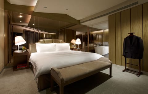 Corner Suite | Premium bedding, down comforters, minibar, in-room safe