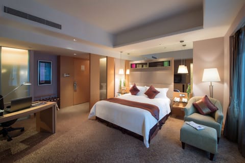 Pacific Club, Club Room, 1 Double Bed | Premium bedding, minibar, in-room safe, desk