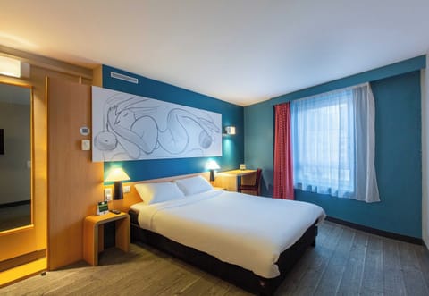 Standard Double Room, Mobility Accessible, Non Smoking | Desk, laptop workspace, soundproofing, iron/ironing board