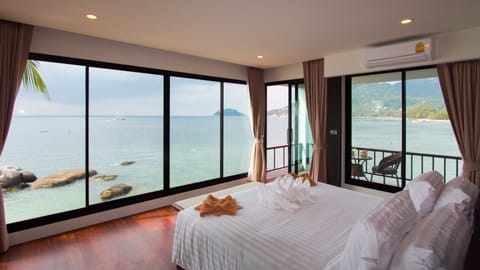 Double Room, 1 Bedroom, Sea View, Sea Facing | Free minibar items, in-room safe, free WiFi, bed sheets