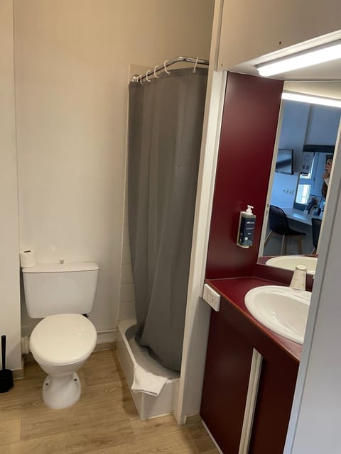 Comfort Twin Room | Bathroom | Shower, free toiletries, hair dryer, towels