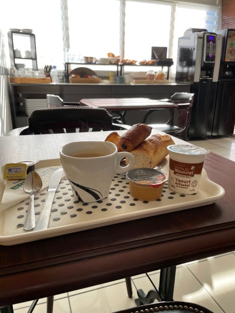 Daily continental breakfast (EUR 8.00 per person)