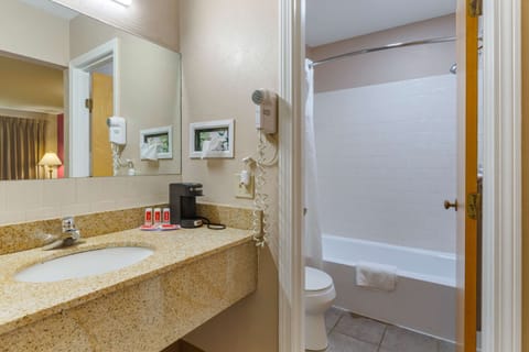 Standard Room, 1 King Bed, Non Smoking | Bathroom | Combined shower/tub, free toiletries, hair dryer, towels