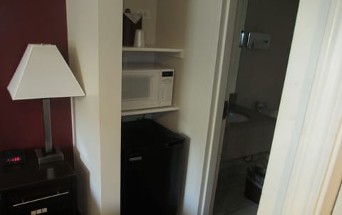 Deluxe Room, 1 King Bed | Mini-refrigerator