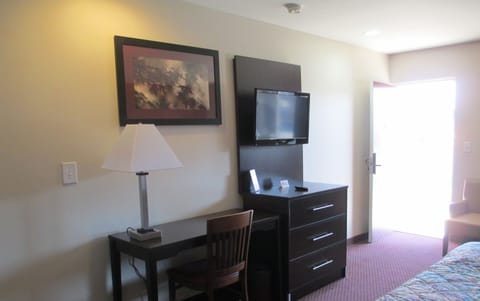 Executive Room, 1 King Bed | Desk, blackout drapes, soundproofing, iron/ironing board