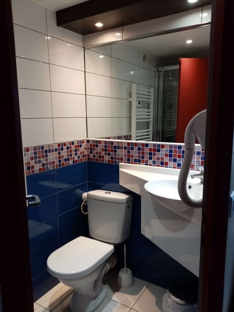 Comfort Room | Bathroom | Shower, free toiletries, hair dryer, towels