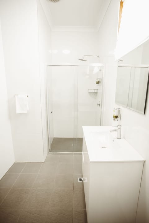 Deluxe King Room | Bathroom | Shower, hair dryer, towels