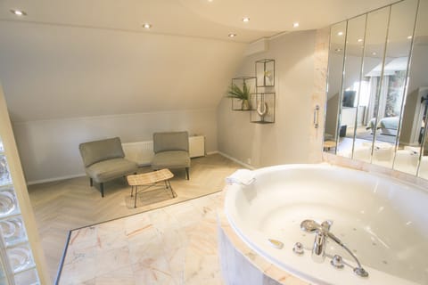 Honeymoon Suite, 1 King Bed, Garden View | Jetted tub