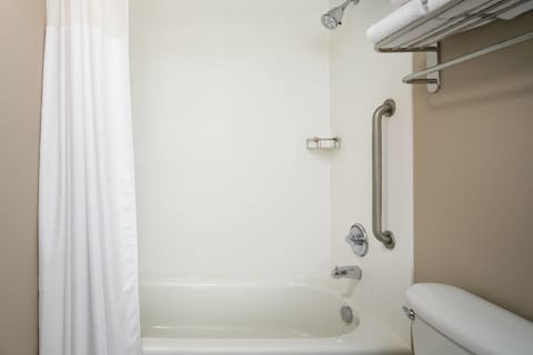 Studio, 2 Double Beds | Bathroom | Combined shower/tub, free toiletries, hair dryer, towels