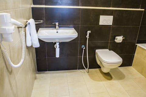 Classic Single Room, 1 Large Twin Bed, Sea View | Bathroom | Combined shower/tub, deep soaking tub, free toiletries, hair dryer