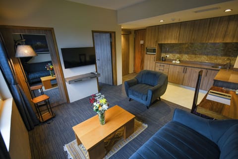 Deluxe King Suite | Living room | 42-inch flat-screen TV with satellite channels, TV, streaming services