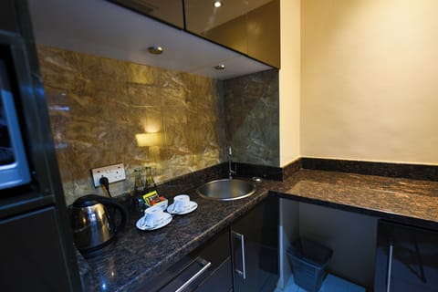 Deluxe Single Suite | Private kitchen | Fridge, microwave, coffee/tea maker, electric kettle