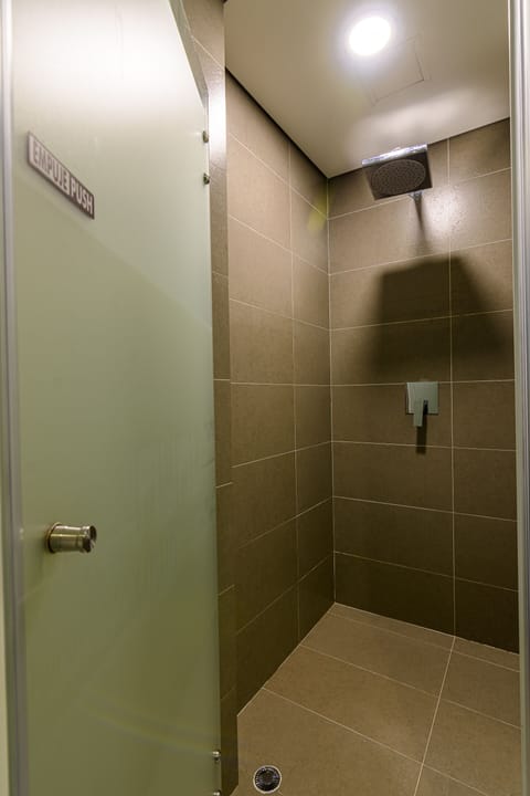 Standard Economy Room | Bathroom | Shower, rainfall showerhead, towels