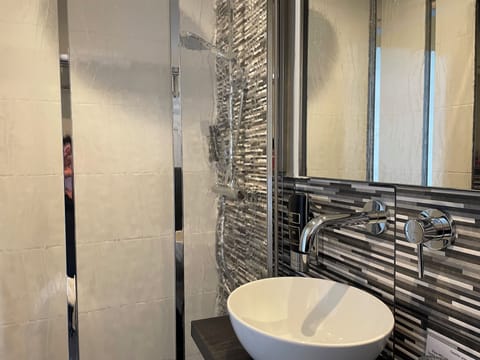 Economy Single Room | Bathroom | Shower, rainfall showerhead, free toiletries, hair dryer