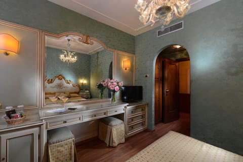 Classic Room (Venetian) | Minibar, in-room safe, individually decorated, individually furnished