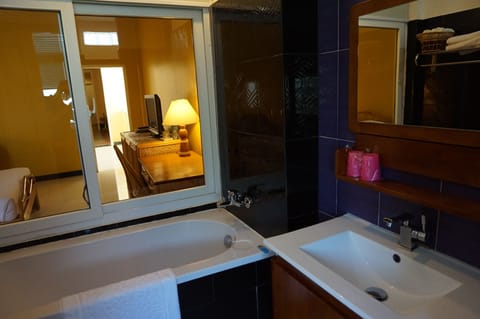 Combined shower/tub, deep soaking tub, free toiletries, hair dryer