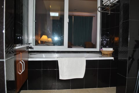 Combined shower/tub, deep soaking tub, free toiletries, hair dryer