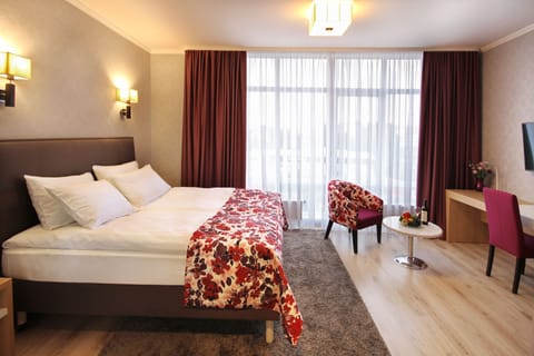 Business Double Room | Premium bedding, minibar, in-room safe, individually furnished