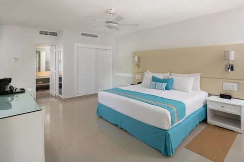 Sun Club Junior Suite King Bed | In-room safe, individually furnished, desk, iron/ironing board