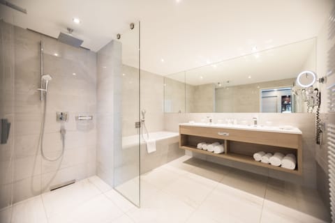 Junior Suite (XL) | Bathroom | Free toiletries, hair dryer, slippers, towels