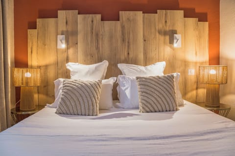 Standard Double Room | In-room safe, desk, laptop workspace, soundproofing