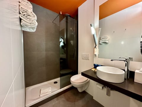 Superior Double Room | Bathroom | Free toiletries, hair dryer, towels