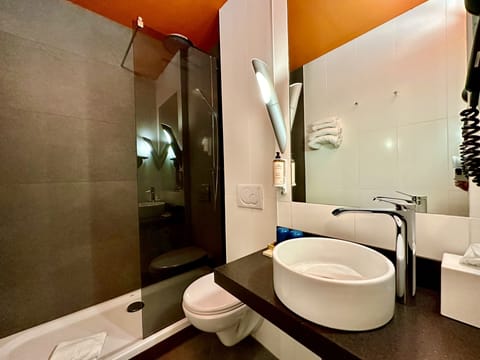 Double Room (Grand Comfort) | Bathroom | Free toiletries, hair dryer, towels