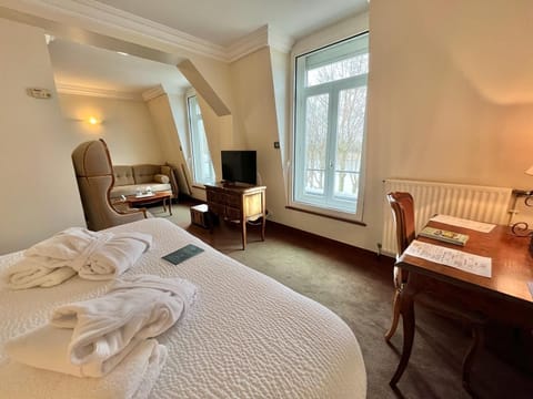 Executive Double Room, 1 Bedroom, Private Bathroom, River View | Premium bedding, in-room safe, individually decorated, desk