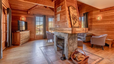 6 rooms 10 people chalet  | Living area | 50-cm flat-screen TV with satellite channels, TV, fireplace