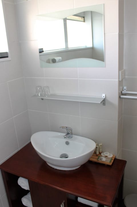 Executive Room, 1 King Bed | Bathroom sink