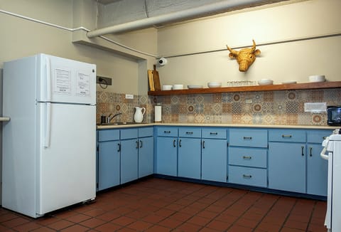 Full-size fridge, microwave, oven, cookware/dishes/utensils