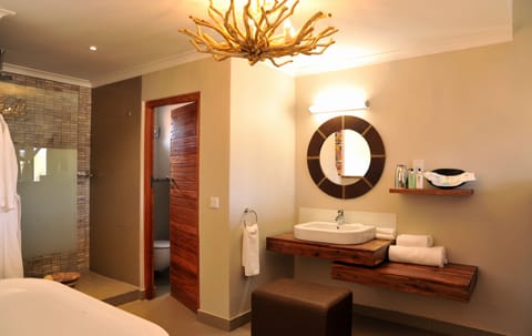 Club Room | Bathroom | Separate tub and shower, deep soaking tub, hydromassage showerhead