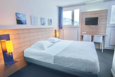 Desk, WiFi, bed sheets