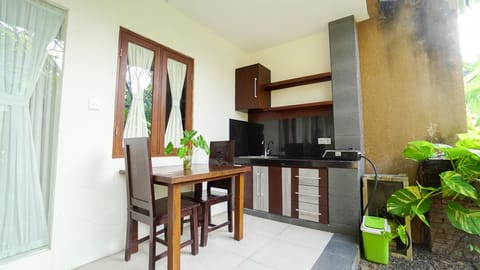 Deluxe Room | Private kitchen | Fridge, stovetop, cookware/dishes/utensils