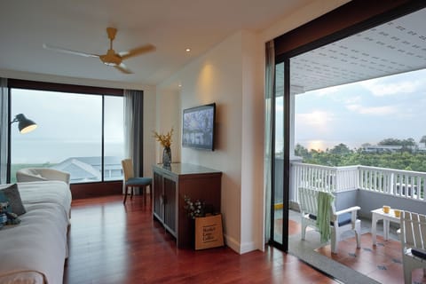 Mini Suite Sea&Horizon Balcony SKCorner | Minibar, in-room safe, desk, laptop workspace