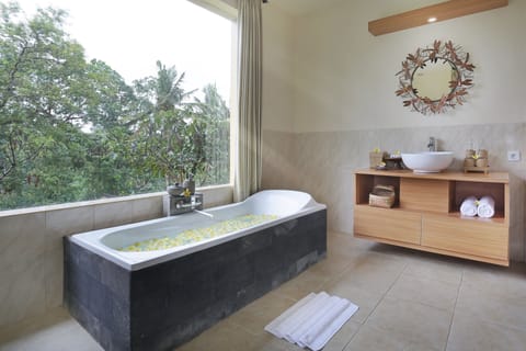 Valley Suite with Balcony | Bathroom | Separate tub and shower, free toiletries, hair dryer, bathrobes