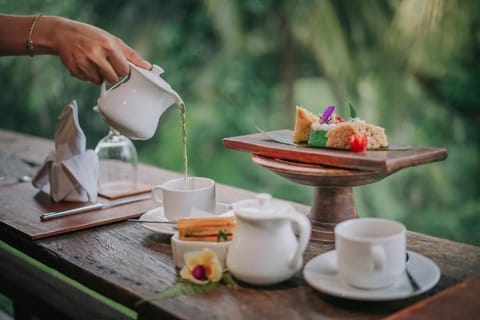 Breakfast, lunch, dinner served; Indonesian cuisine 