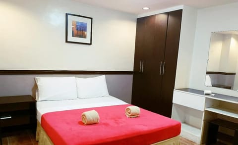 Executive Room, 1 Bedroom | Desk, bed sheets