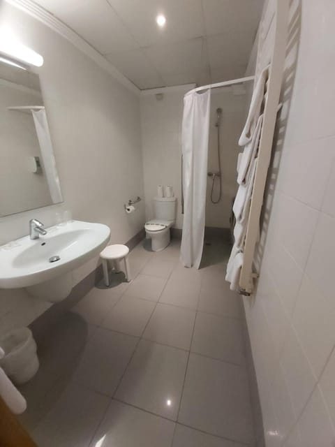 Combined shower/tub, free toiletries, hair dryer, towels