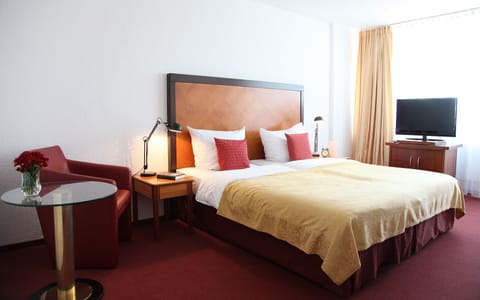 Comfort Double Room | In-room safe, desk, free cribs/infant beds, free WiFi