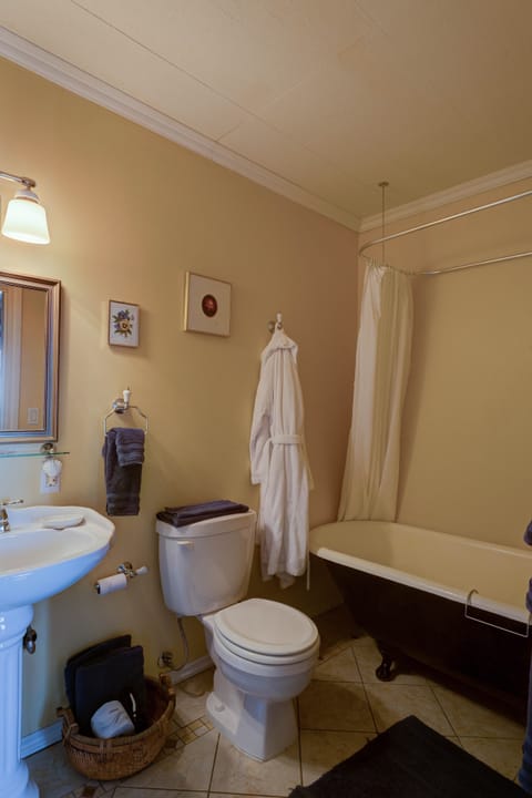 Room, 1 Queen Bed | Bathroom | Free toiletries, hair dryer, bathrobes, towels