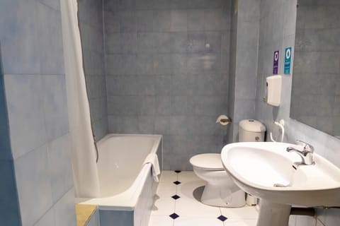 Deep soaking tub, free toiletries, hair dryer, towels