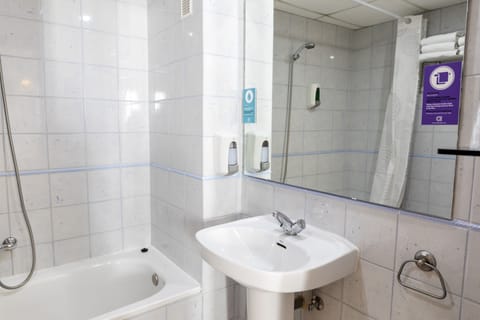 Triple Room | Bathroom | Deep soaking tub, free toiletries, hair dryer, towels