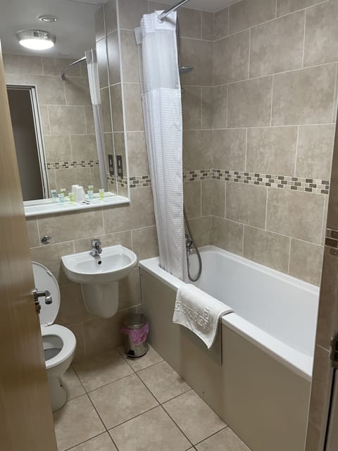 Double Room | Bathroom | Combined shower/tub, rainfall showerhead, free toiletries, bathrobes