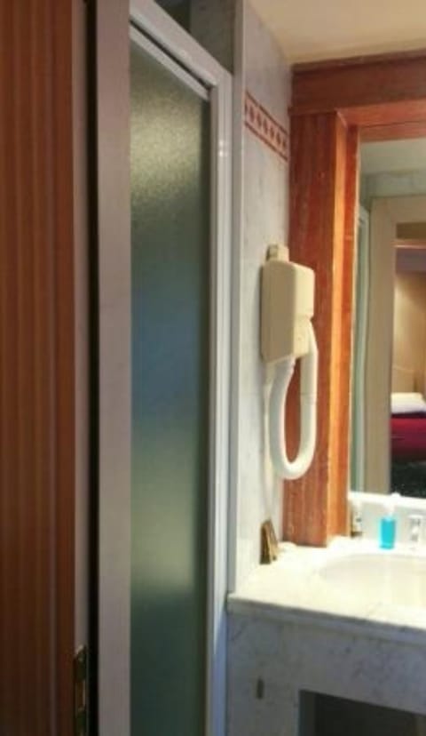 Shower, free toiletries, hair dryer, bidet