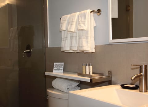 Classic Room, Non Smoking | Bathroom | Shower, free toiletries, towels