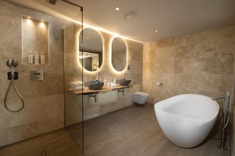 Deluxe Studio Suite | Bathroom | Separate tub and shower, deep soaking tub, designer toiletries