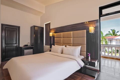 GOA CLASSIC POOL VIEW ROOM WITH BALCONY | Premium bedding, minibar, in-room safe, desk