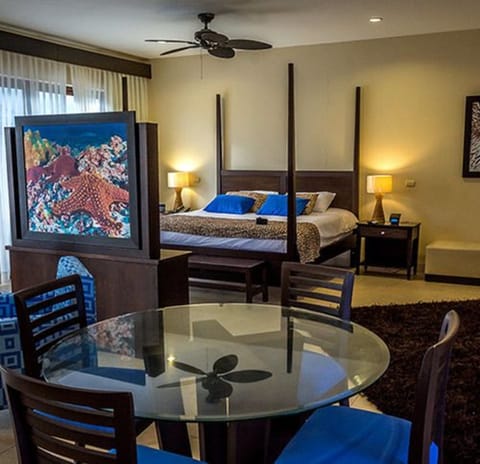 Premium Studio Suite, Pool View | Premium bedding, pillowtop beds, individually furnished, desk